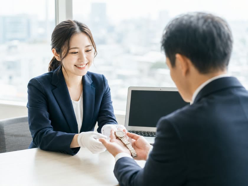 リユース店のスタッフが腕時計を査定している様子